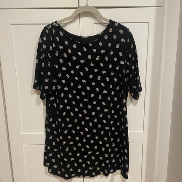 J. Jill Tops - J.Jill Size Large 100% Pima Cotton Black Shirttail Tee with Flower Design